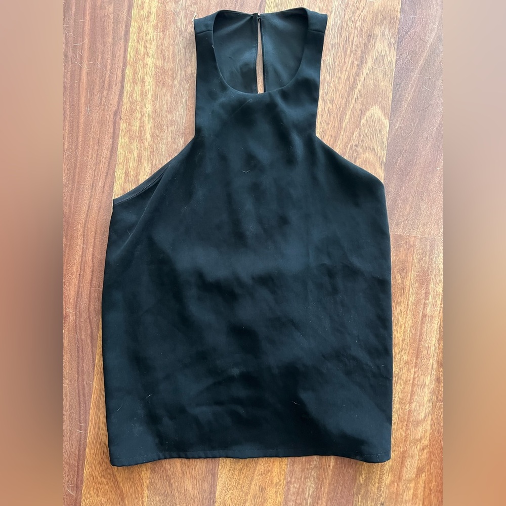 Cutout tank (side boob feature)